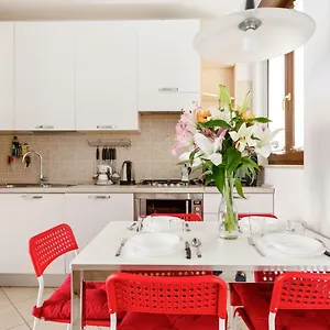 https://linate-huge-terrace-apartment.it-lombardy.com